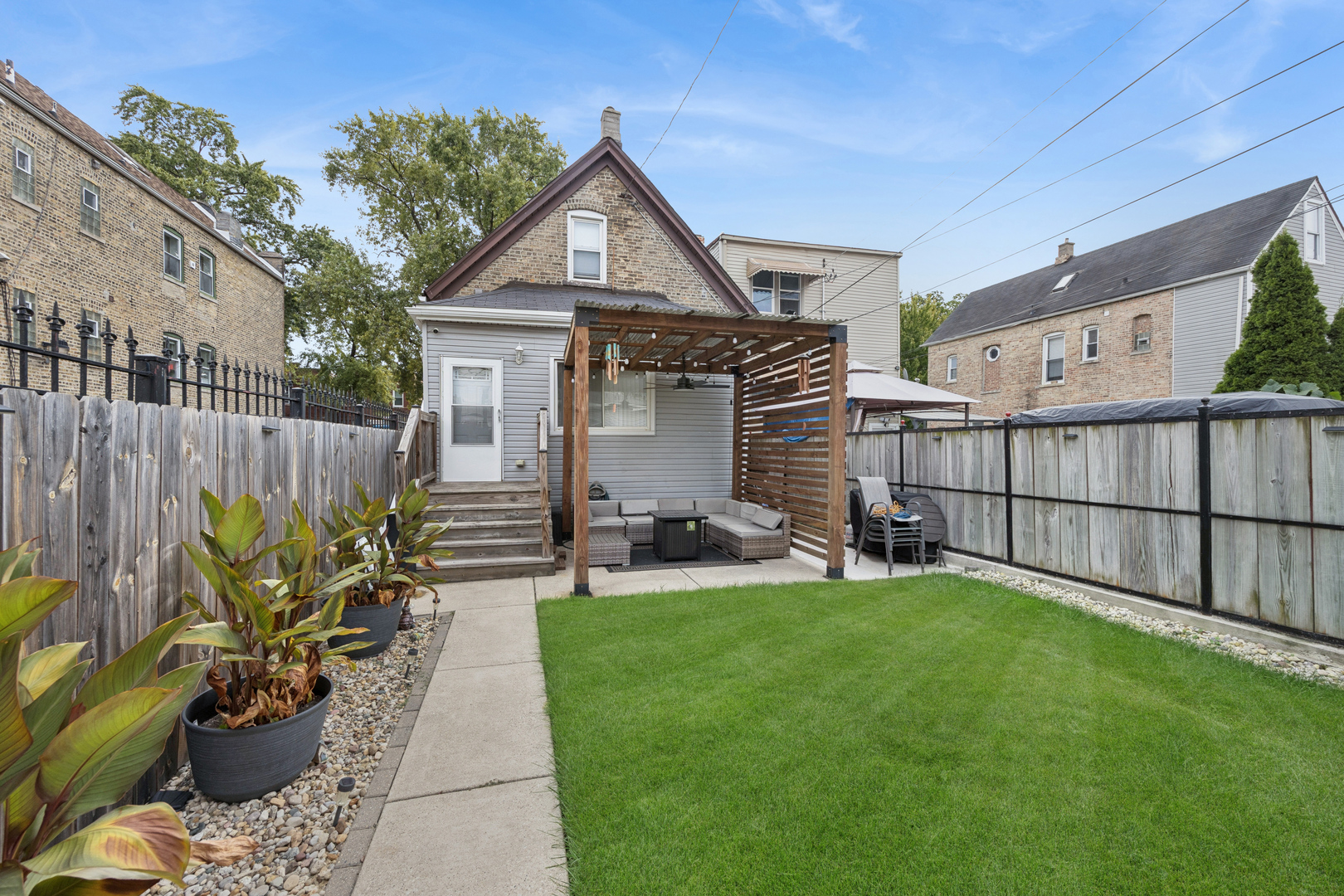 1414 N Avers Avenue