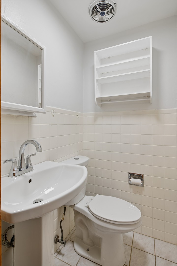 4928 N Lester Avenue Unit: 2B