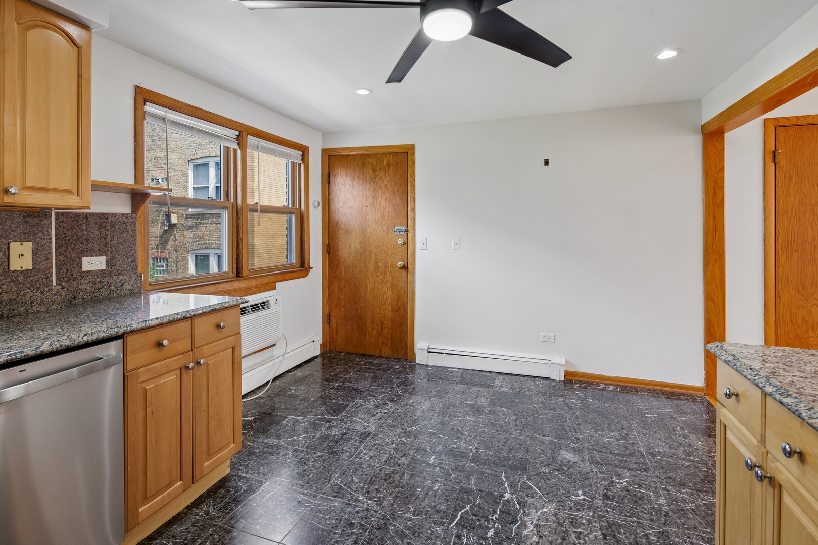 4928 N Lester Avenue Unit: 2B