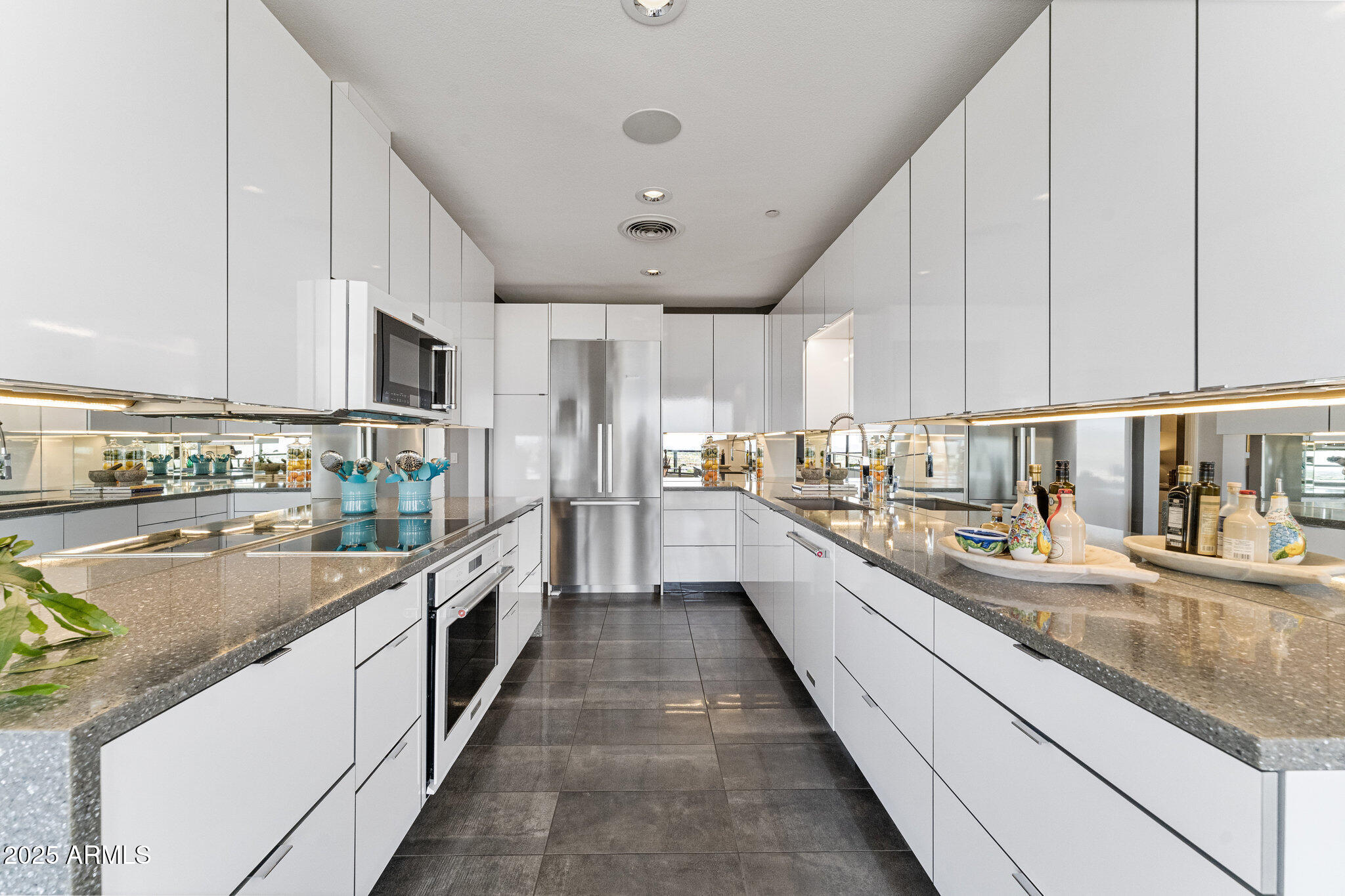 1040 E OSBORN Road, 1103