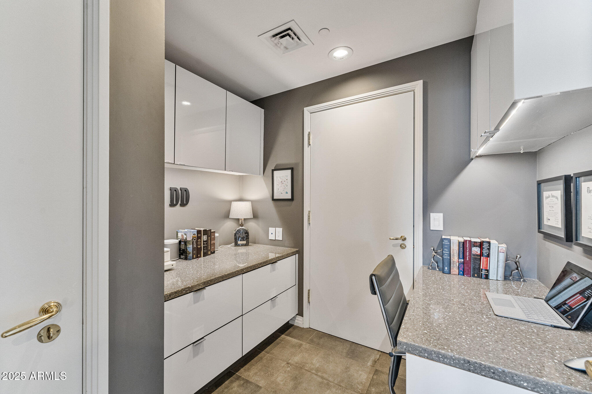 1040 E OSBORN Road, 1103