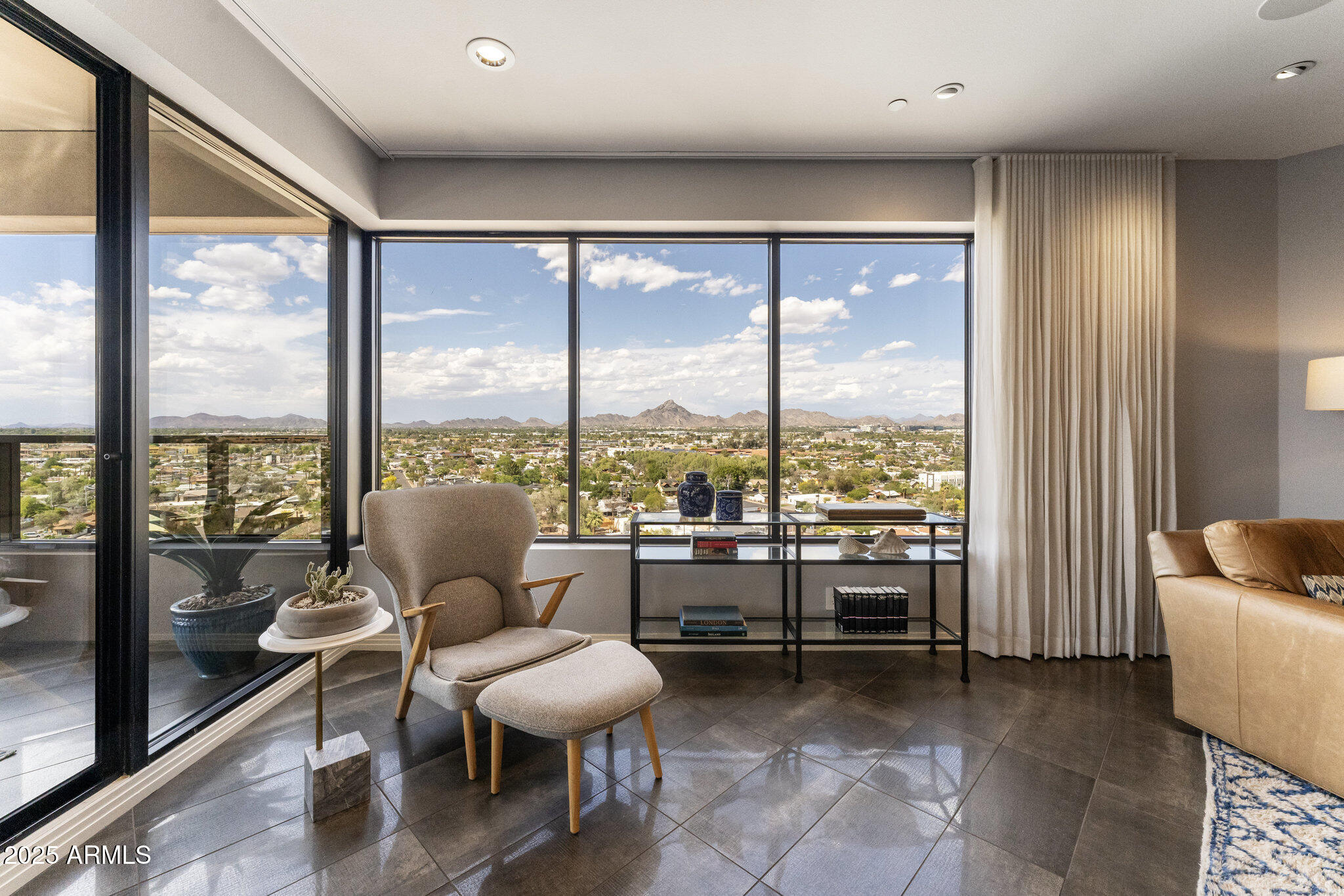 1040 E OSBORN Road, 1103