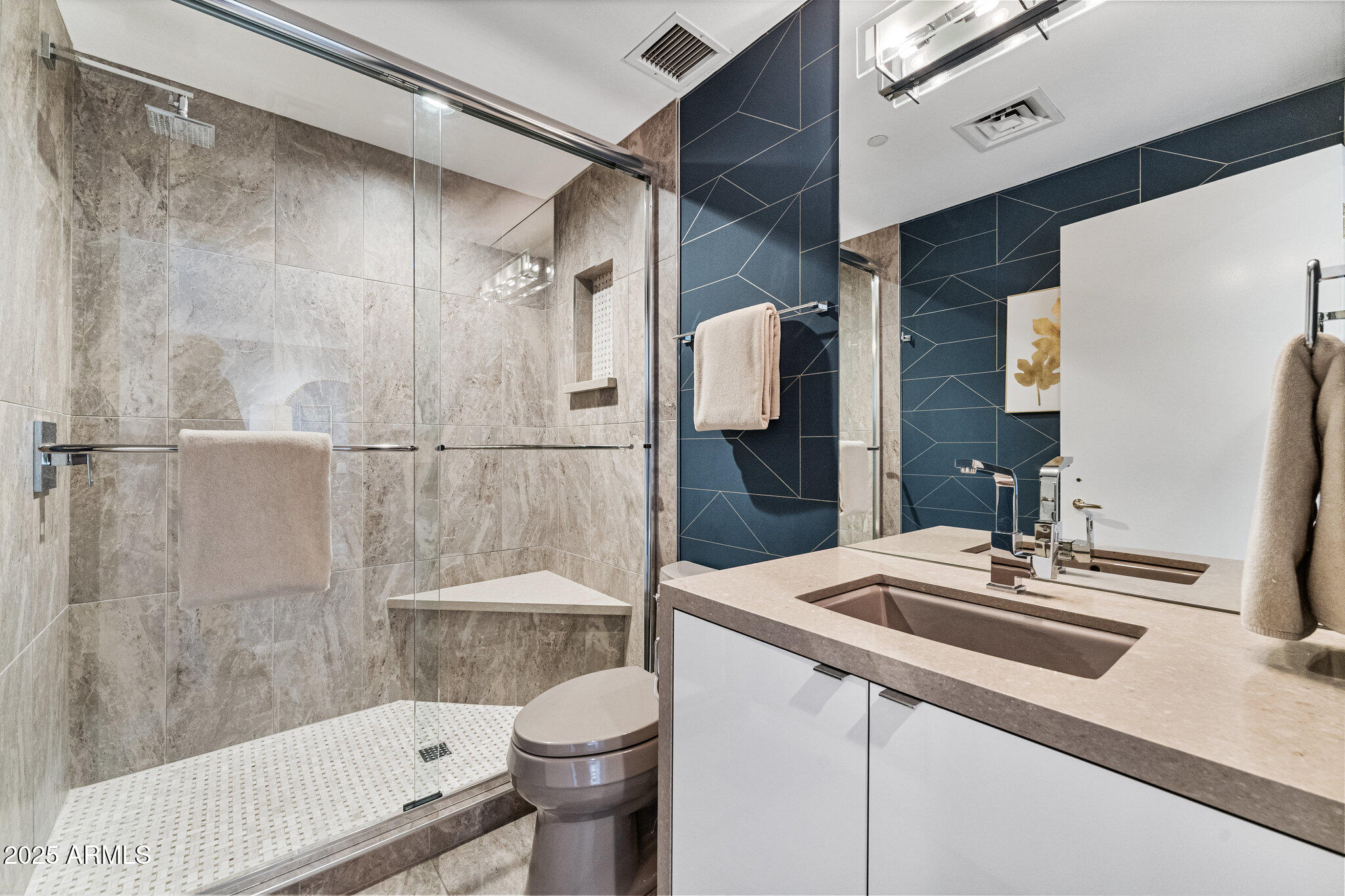 1040 E OSBORN Road, 1103