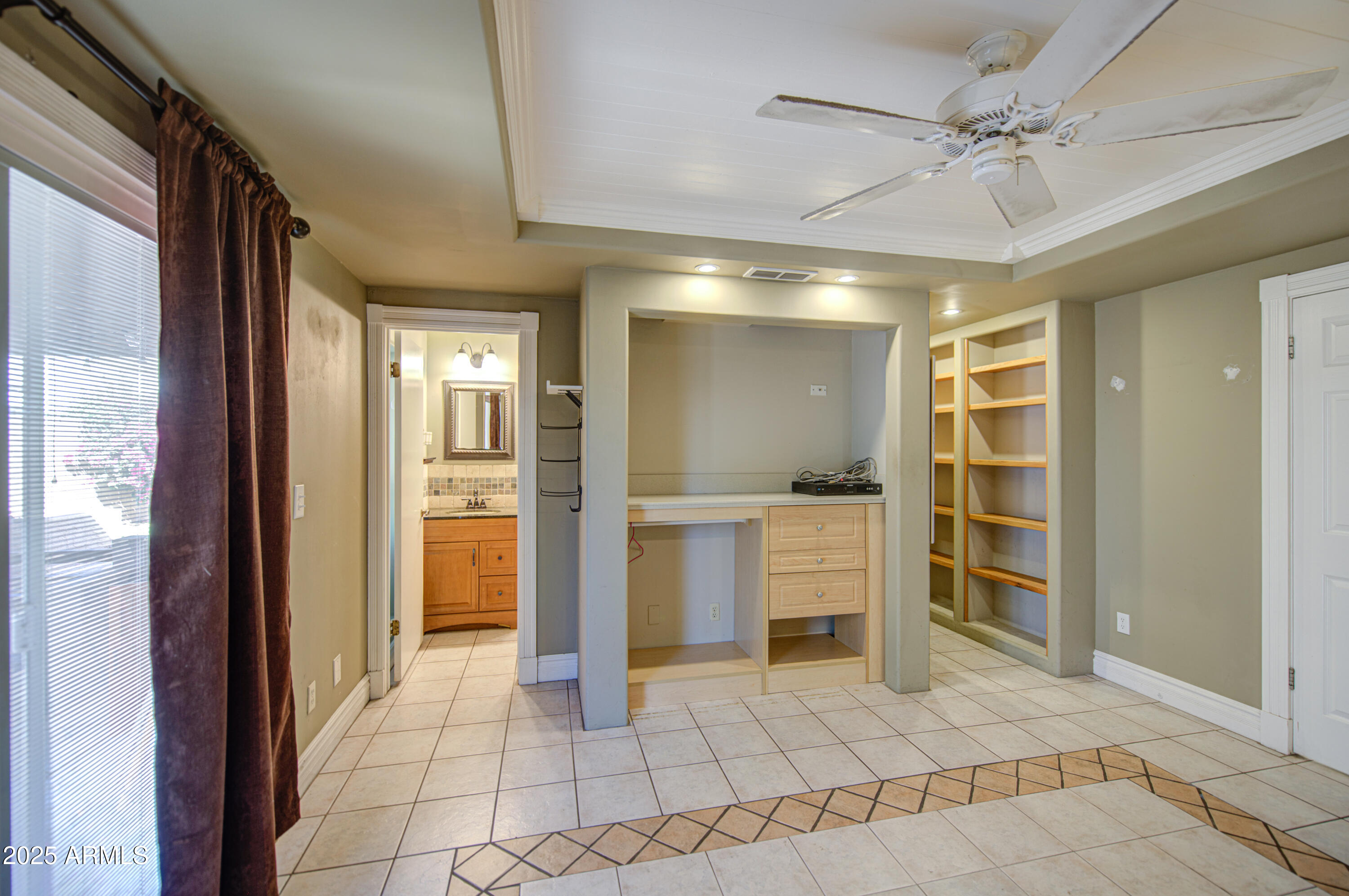 830 E MICHELLE Drive