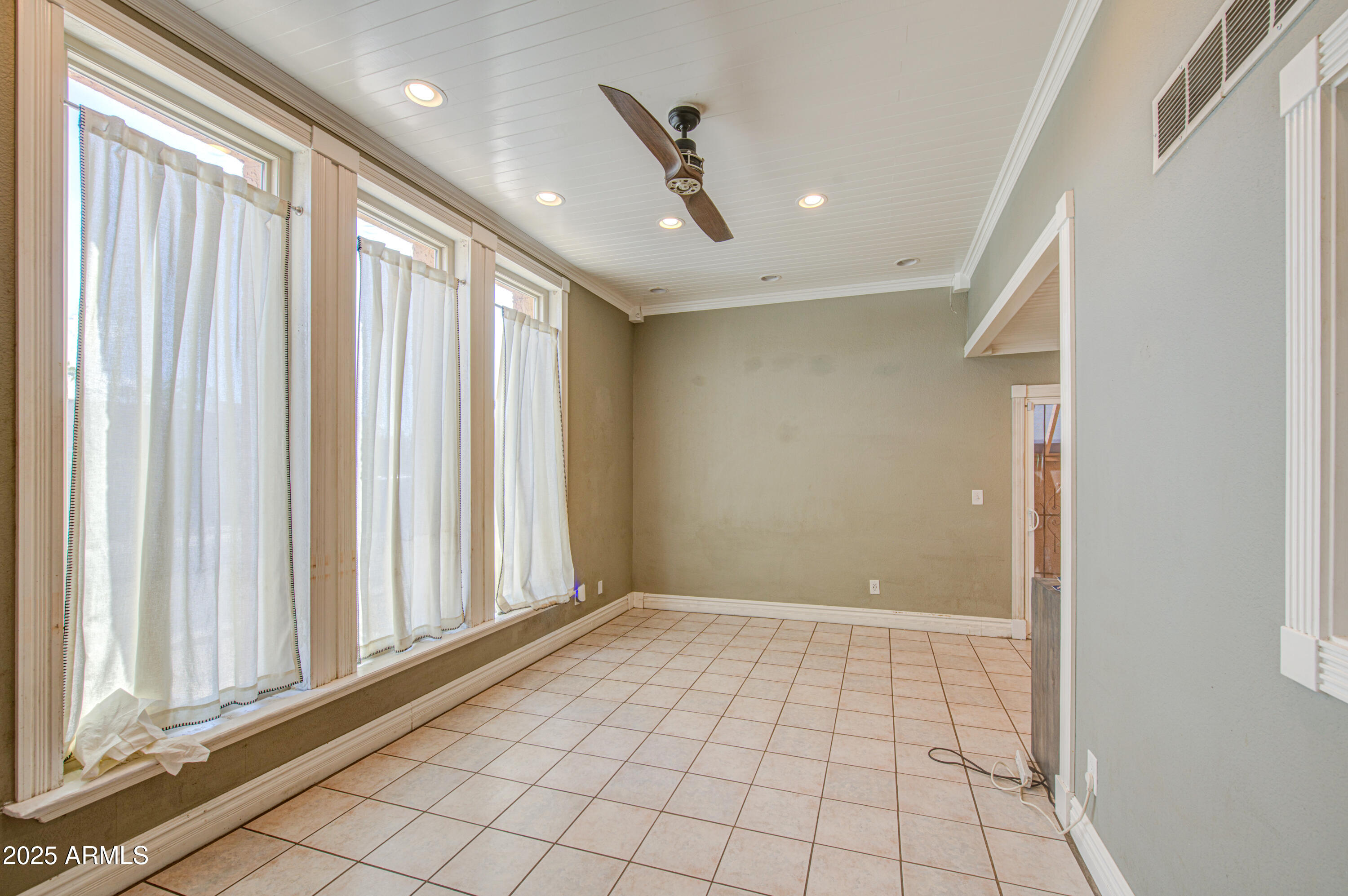 830 E MICHELLE Drive