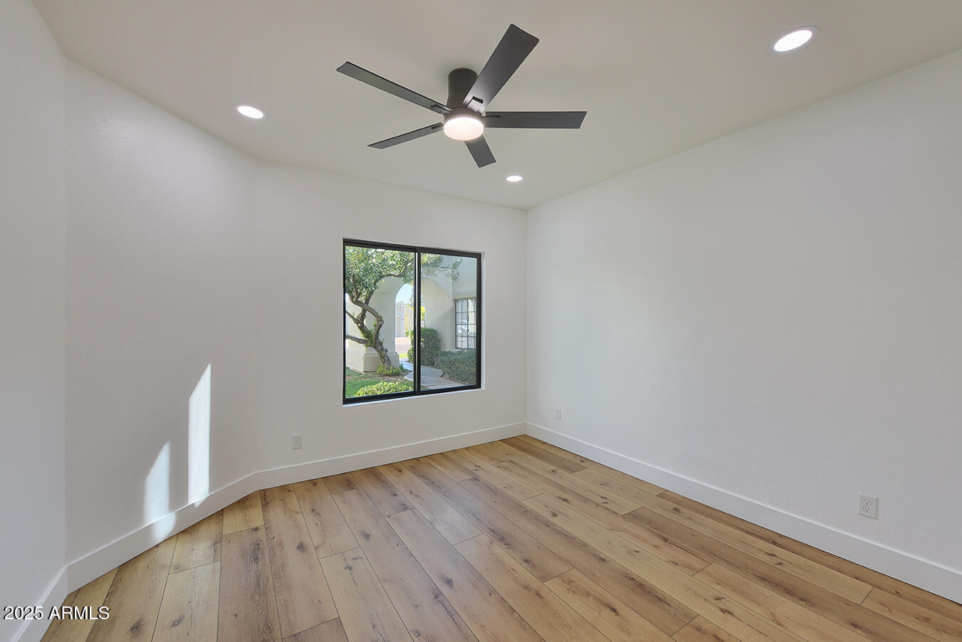 8858 E Meadow Hill Drive