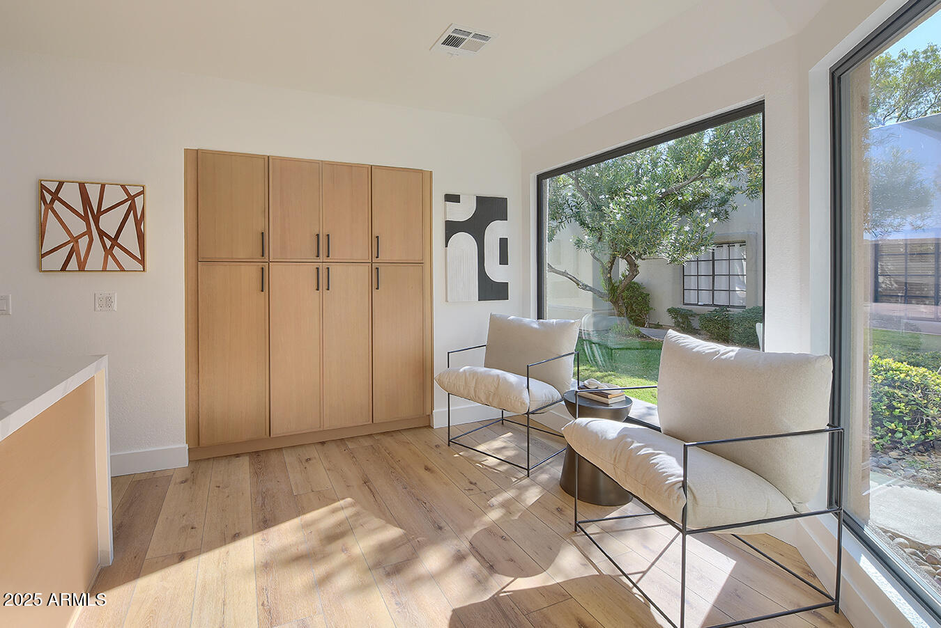 8858 E Meadow Hill Drive