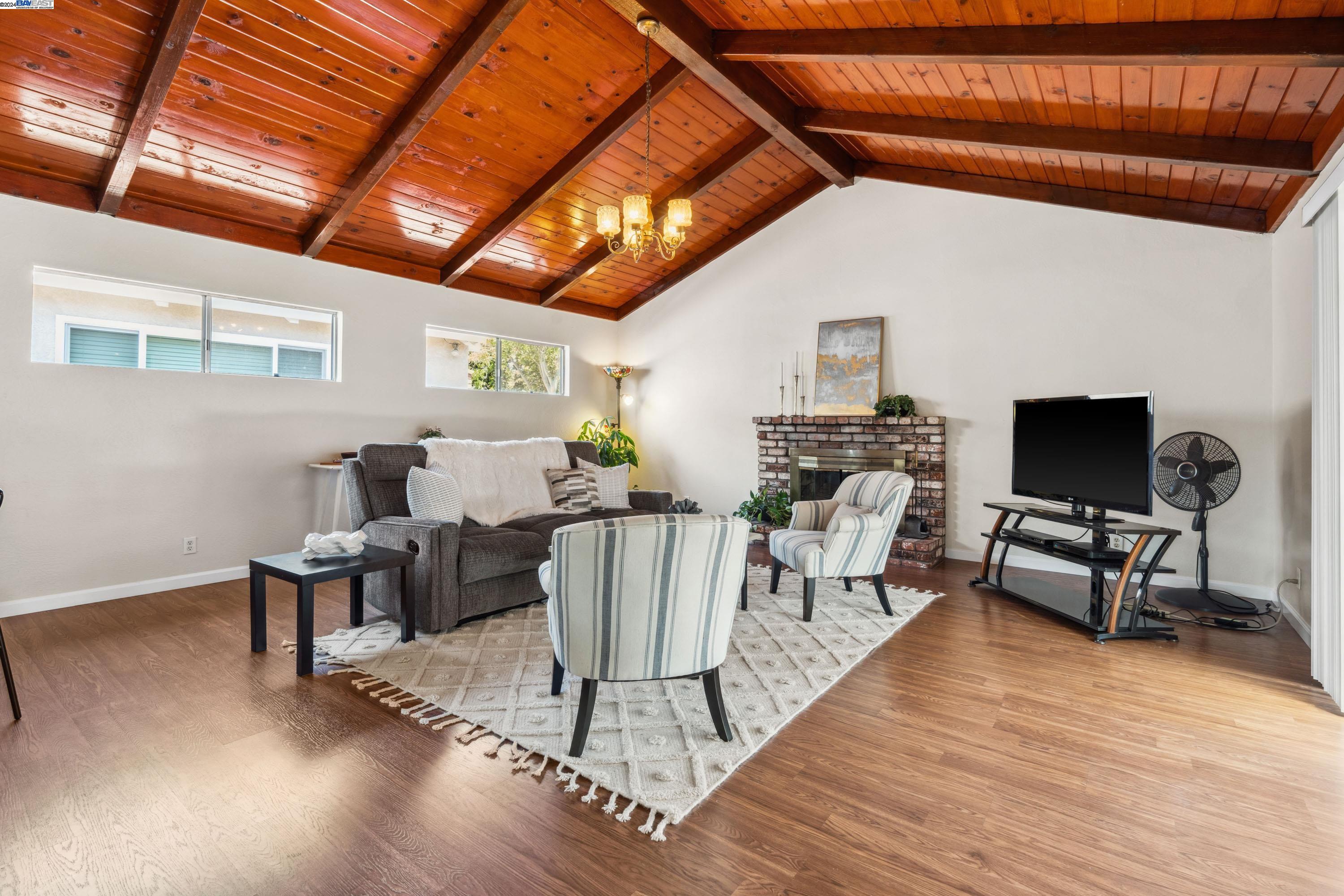 17354 Via El Cerrito