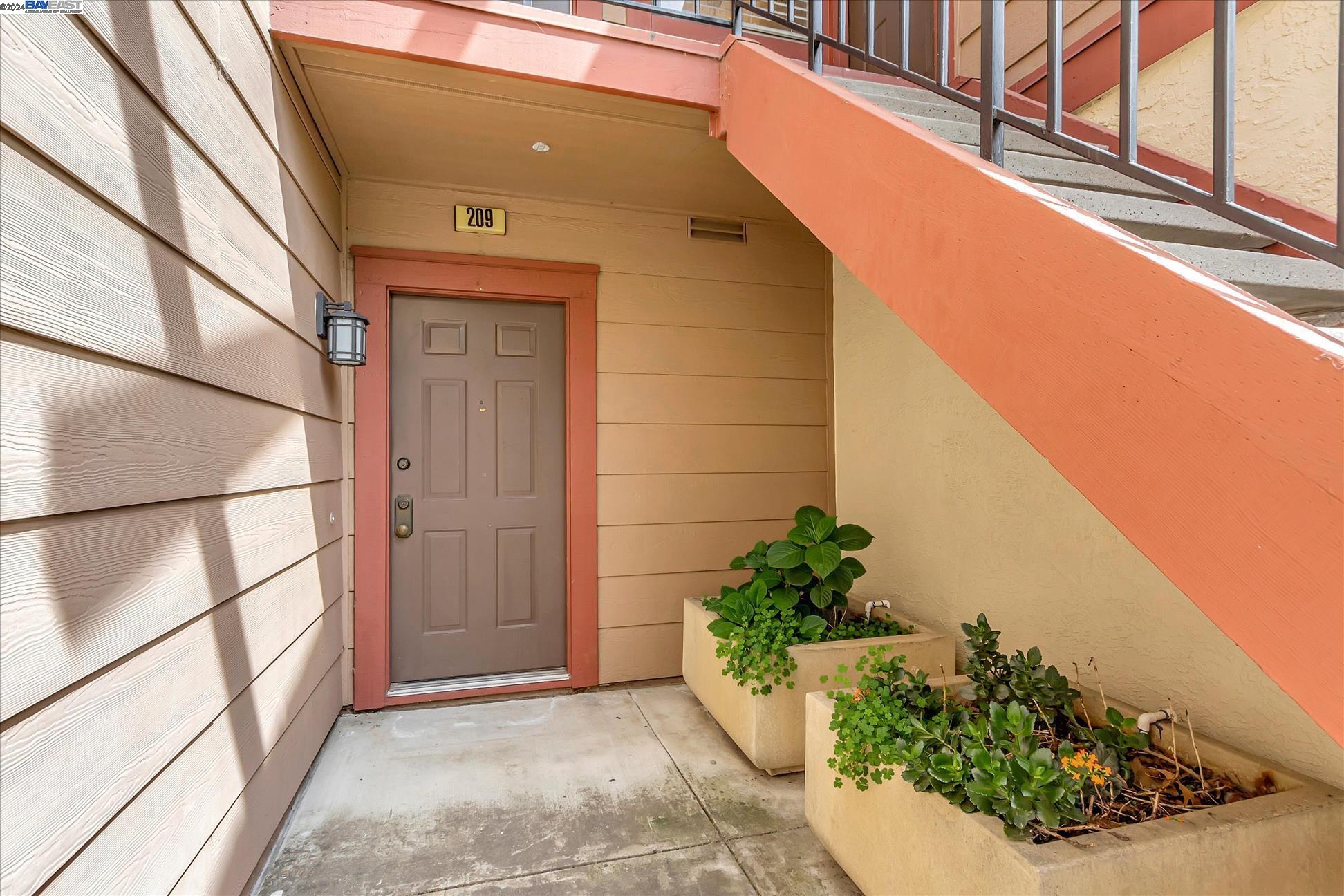 209 E Warren Cmn
