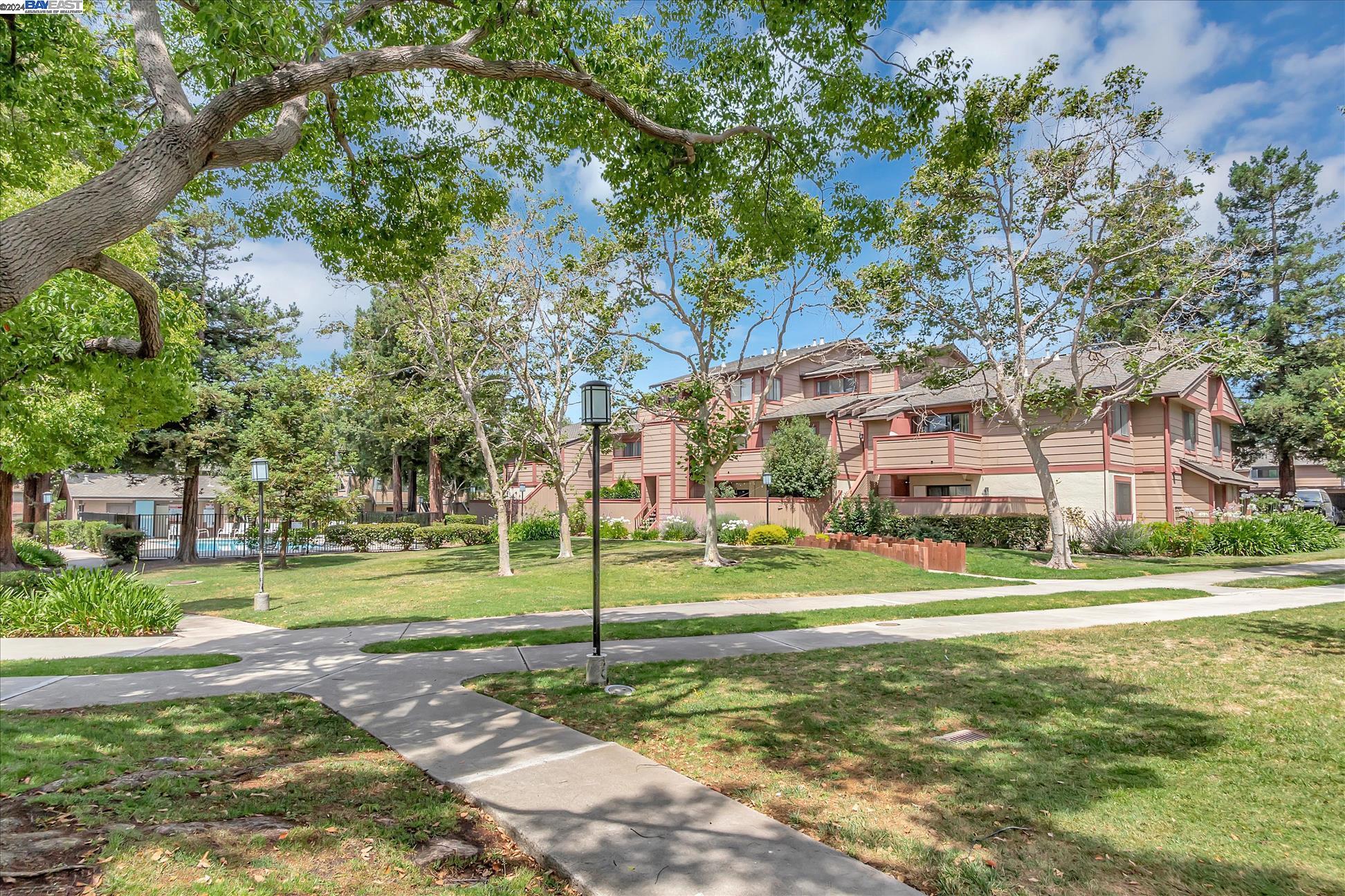 209 E Warren Cmn