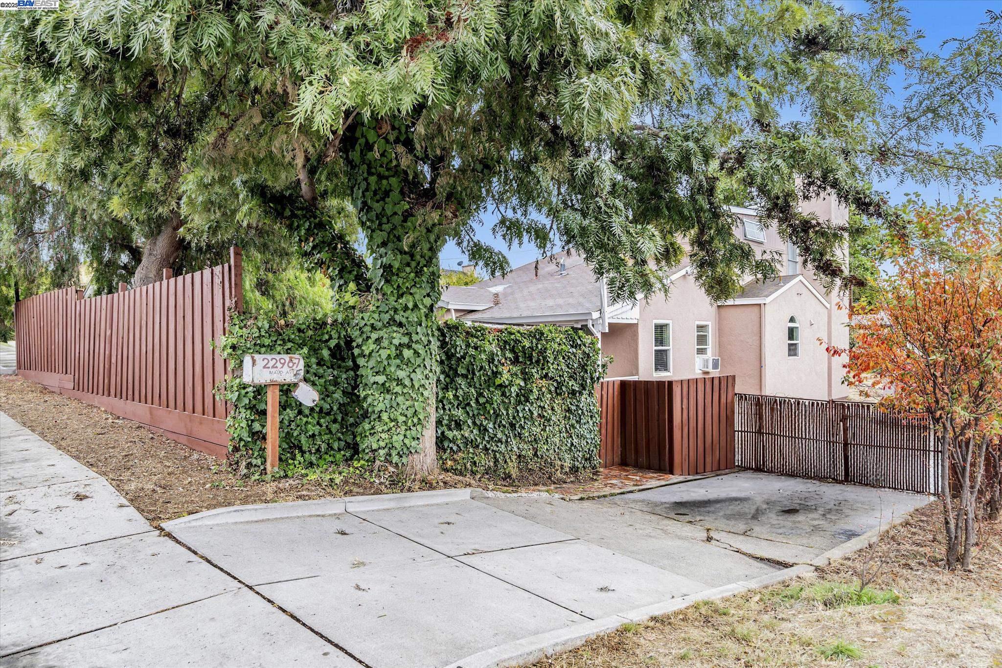22967 Maud Ave