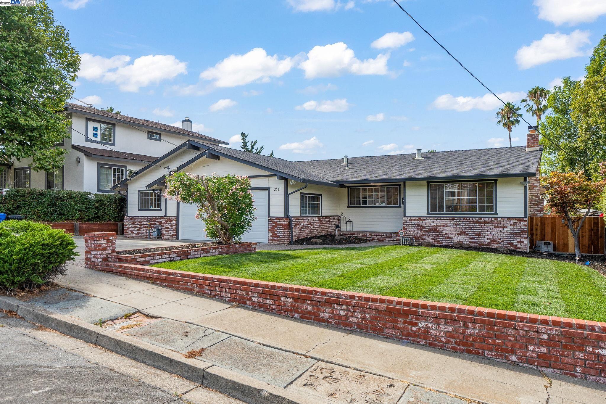 2561 Middlefield Ave