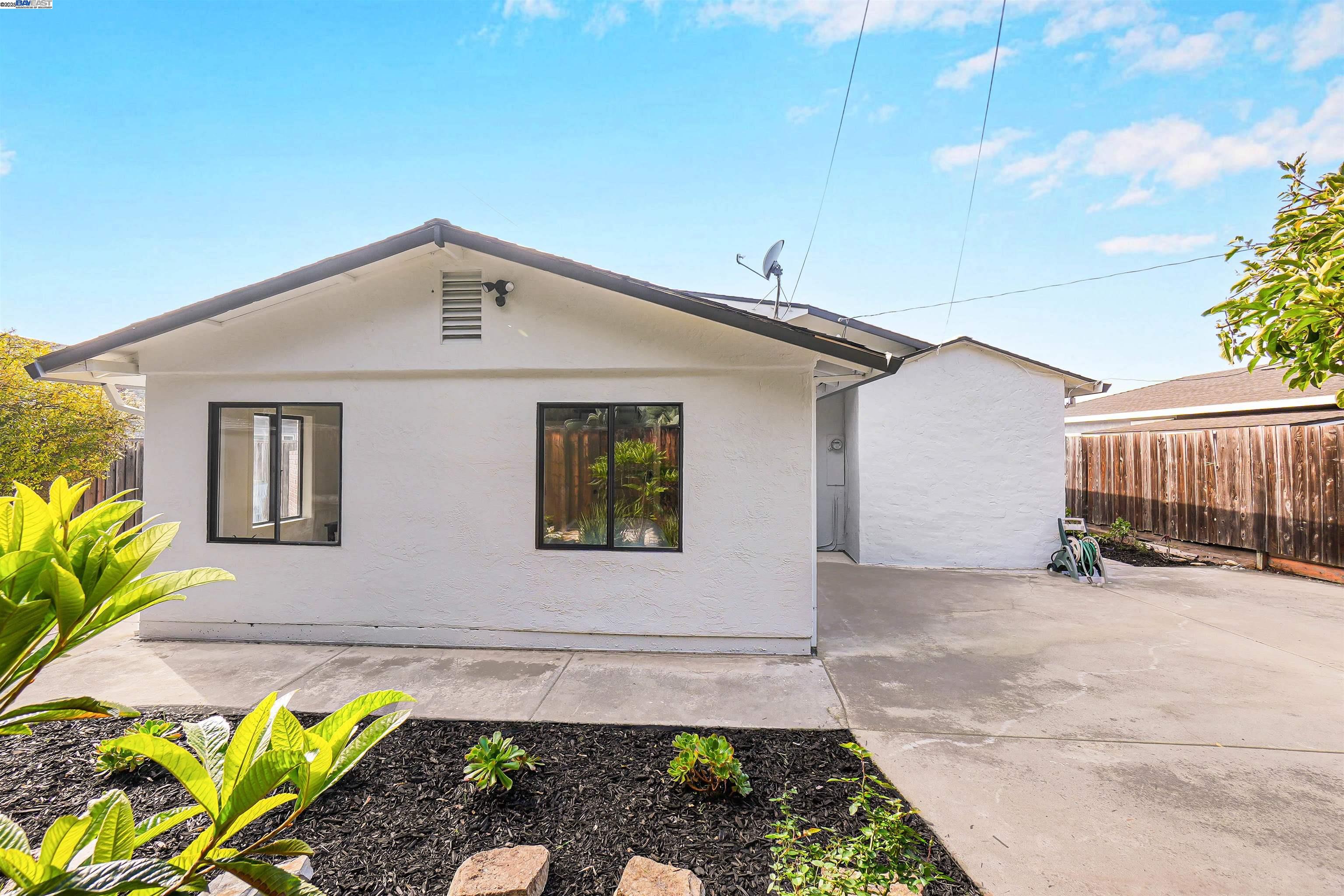 2126 Gross St