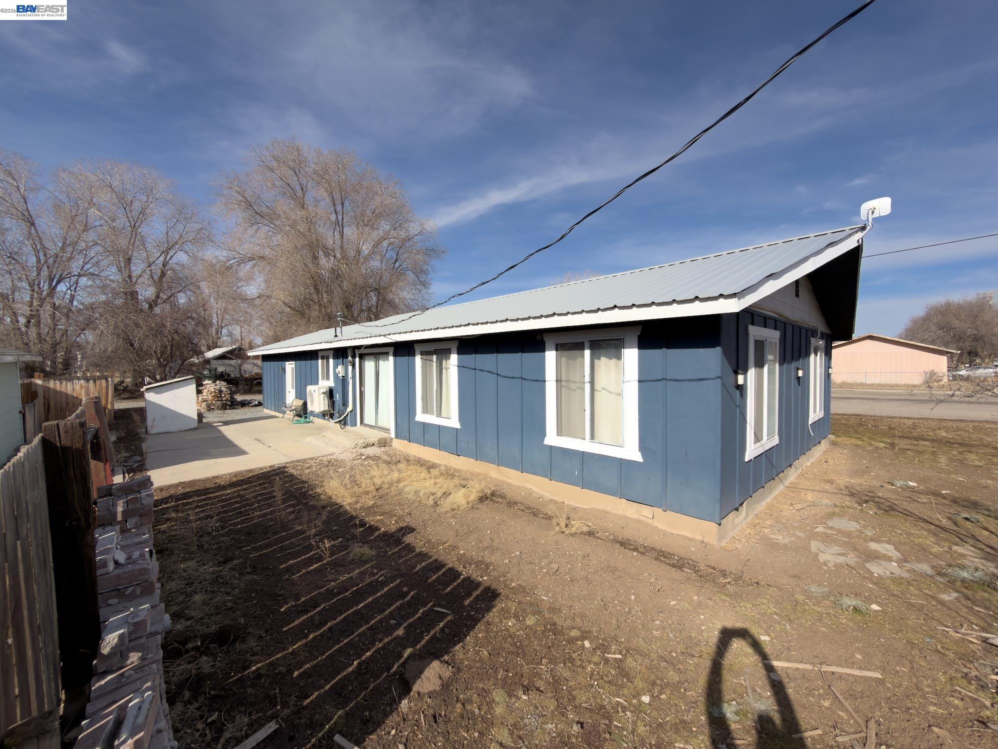 609 E 7th St.
