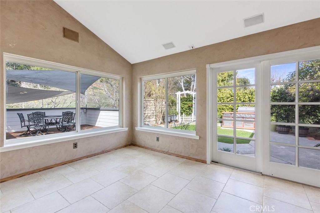 24109 Avenida Crescenta