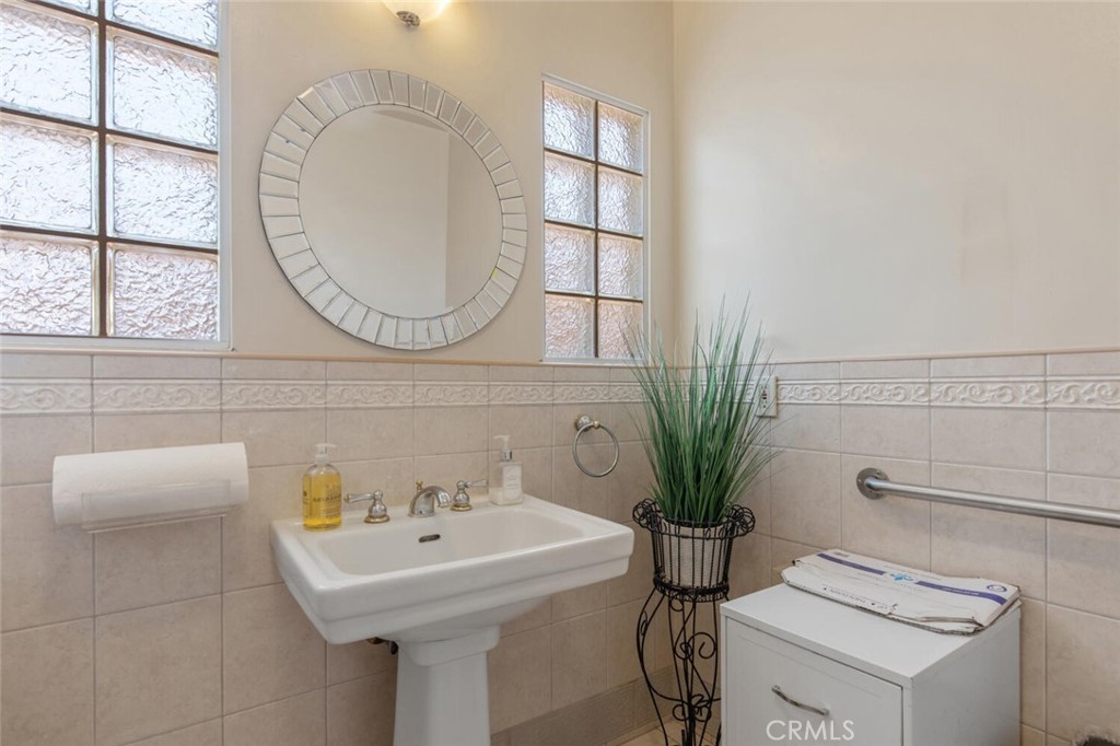 22642 Victory Boulevard