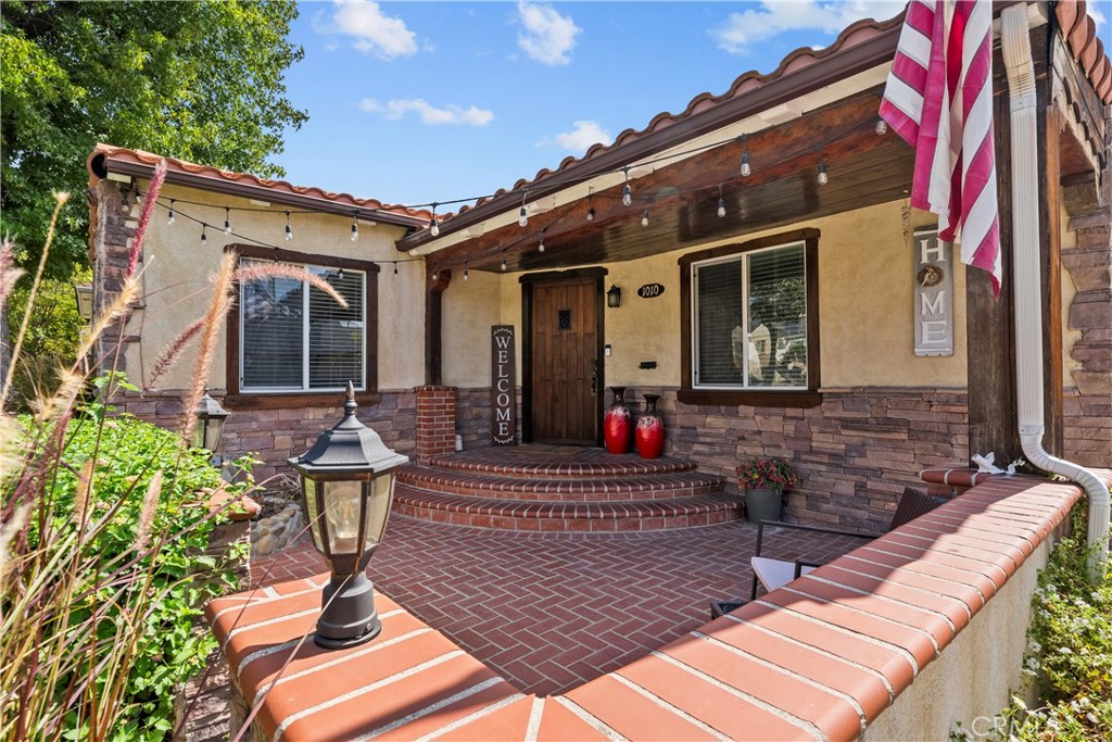 1010 E Santa Anita