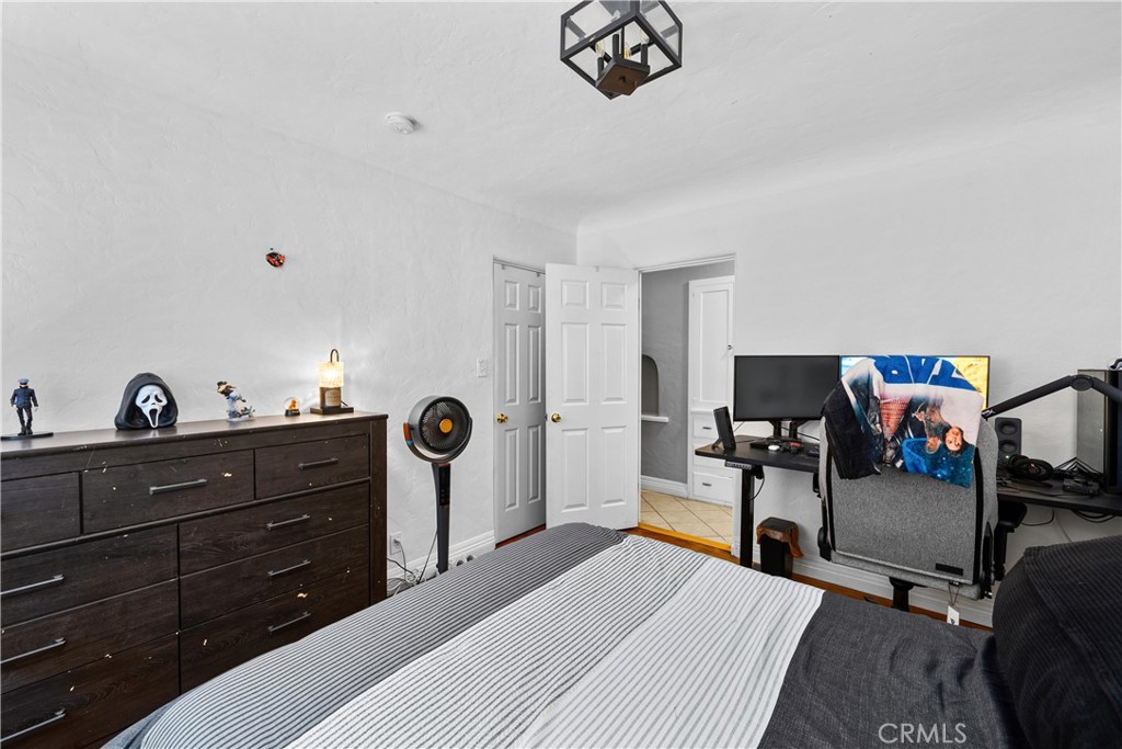 1010 E Santa Anita