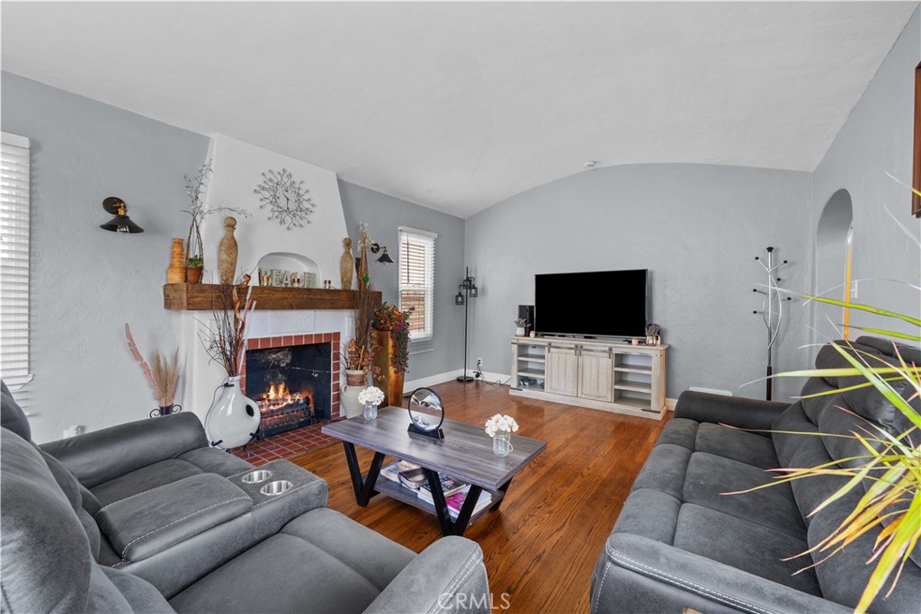 1010 E Santa Anita