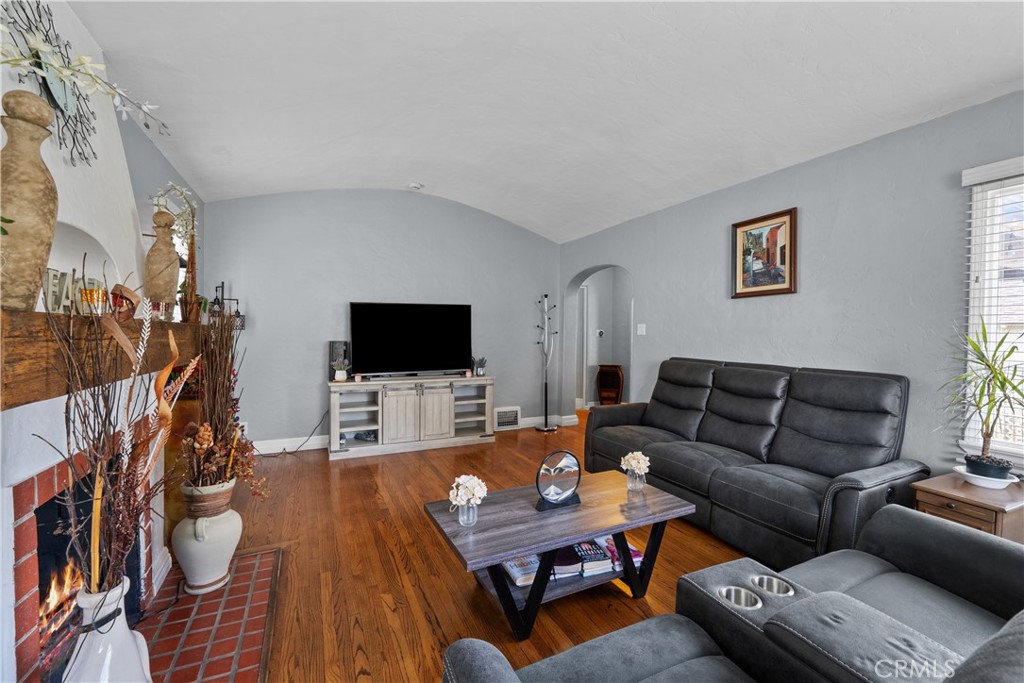 1010 E Santa Anita