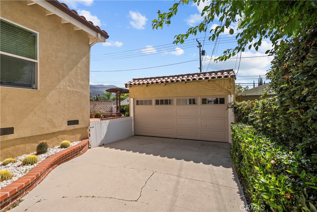 1010 E Santa Anita