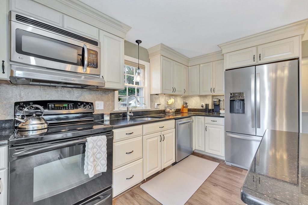 14 Hanson St, Dedham