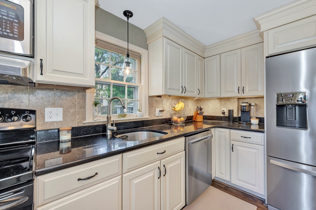 14 Hanson St, Dedham