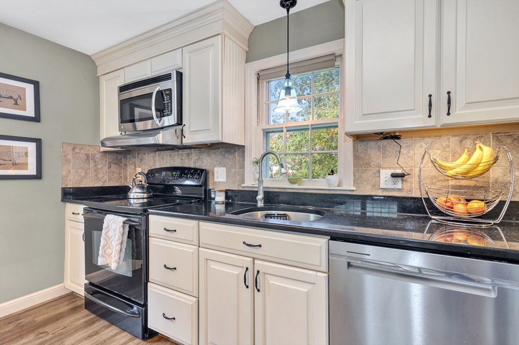 14 Hanson St, Dedham