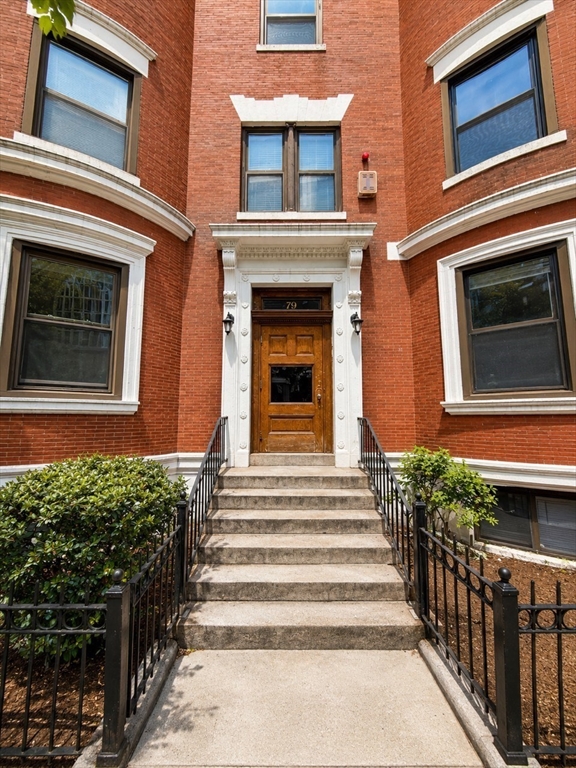 79 Gainsborough St # 204