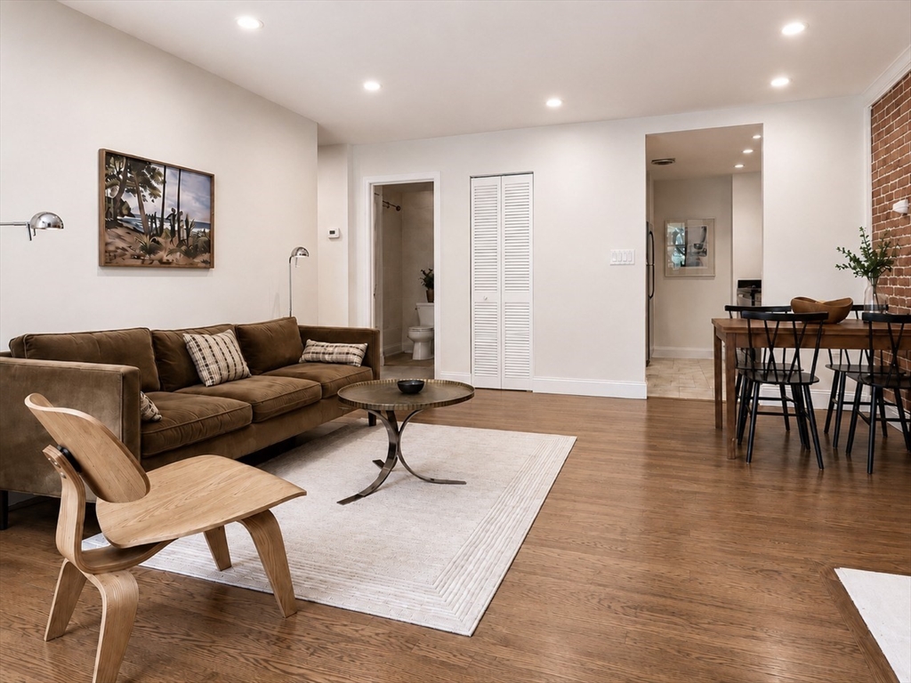 79 Gainsborough St # 204