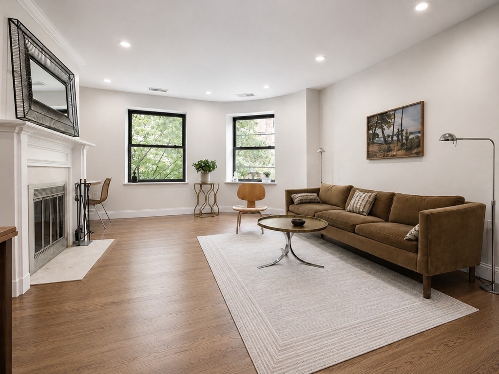 79 Gainsborough St # 204