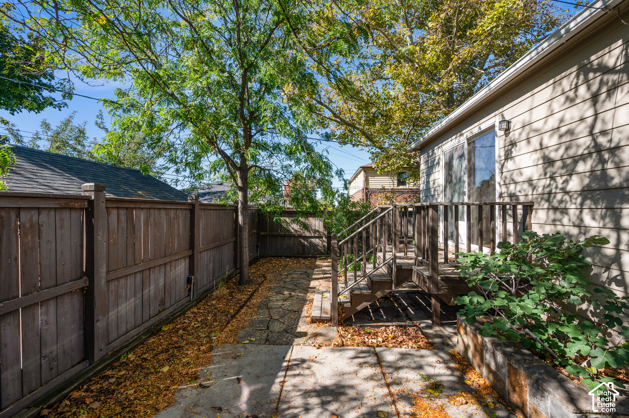 1414 E LOGAN AVE