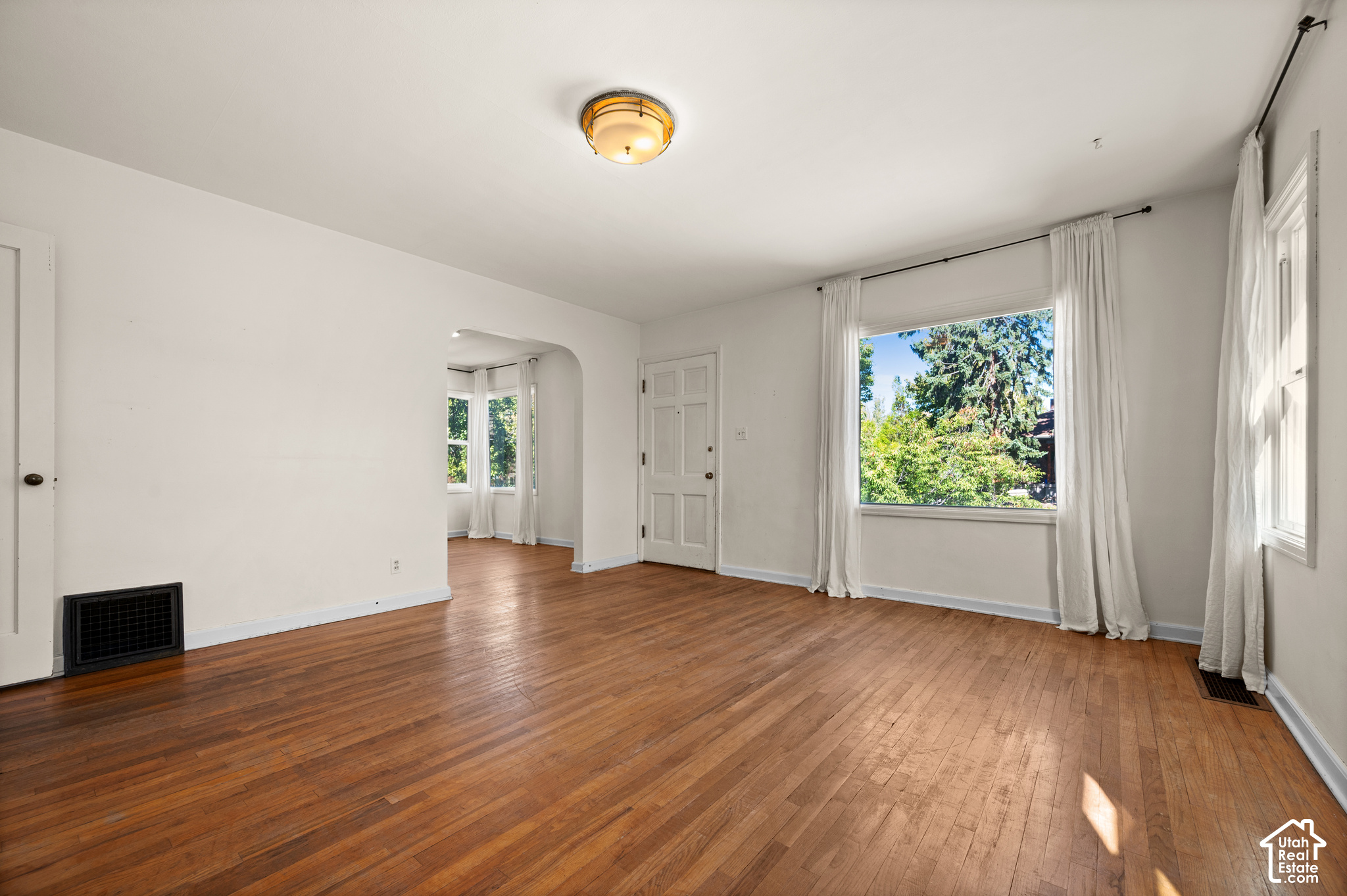 1414 E LOGAN AVE
