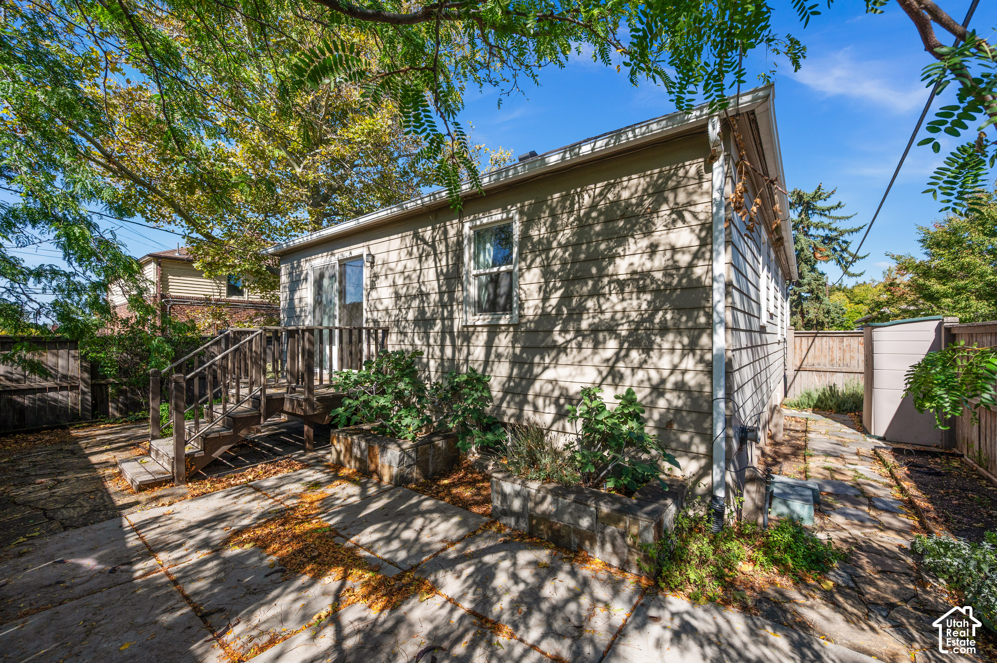 1414 E LOGAN AVE