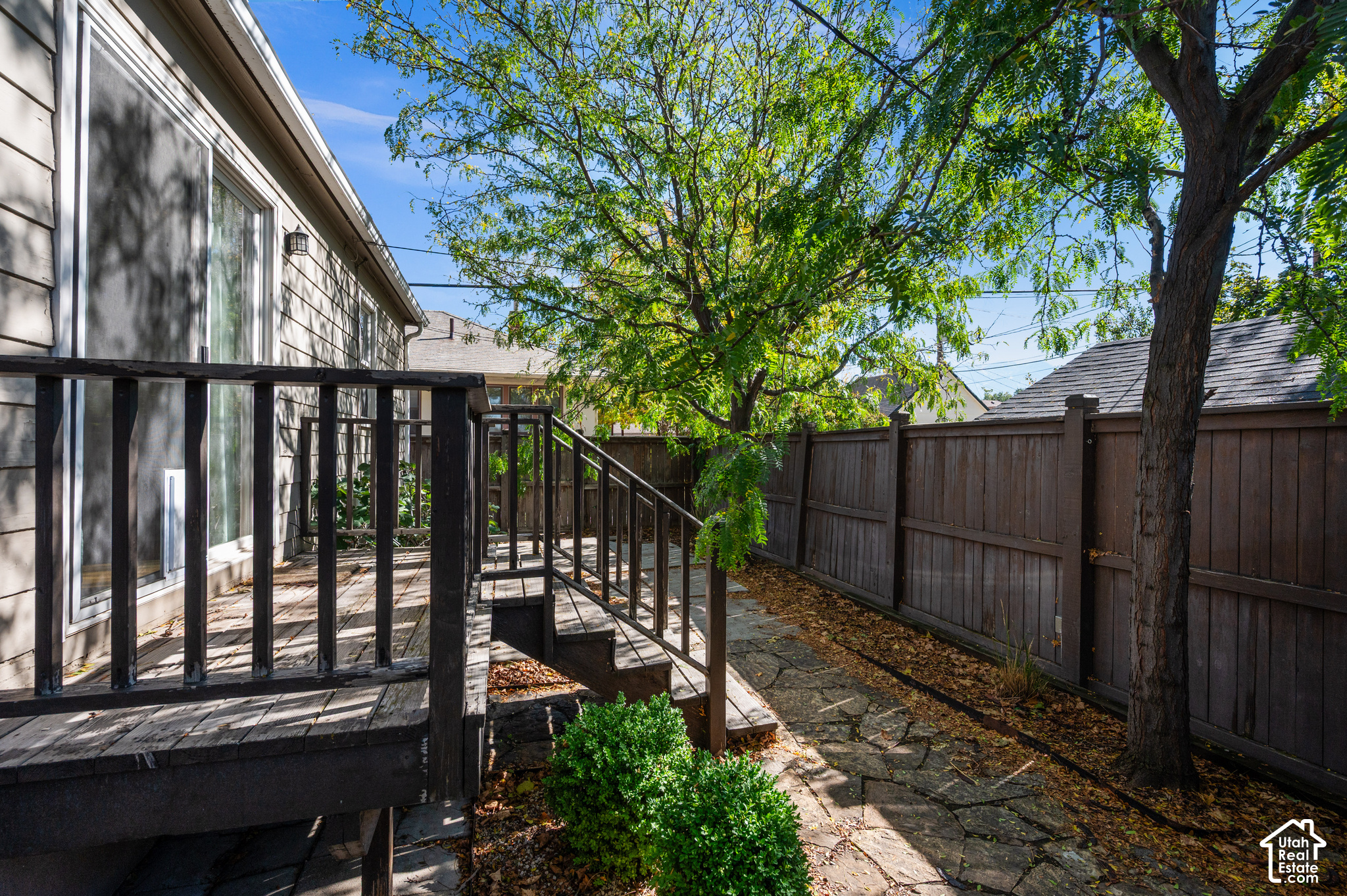 1414 E LOGAN AVE