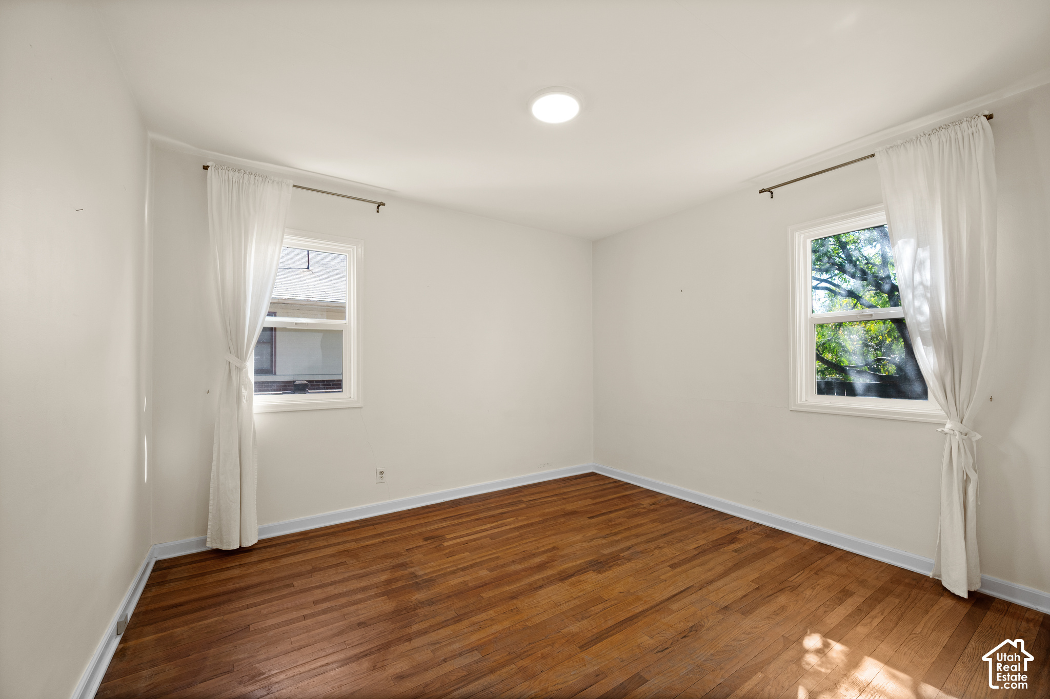 1414 E LOGAN AVE