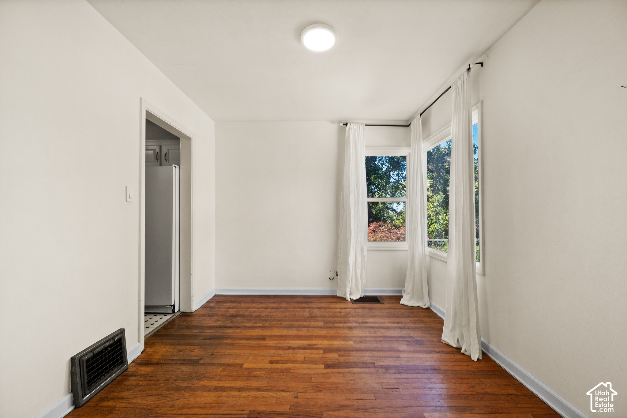 1414 E LOGAN AVE