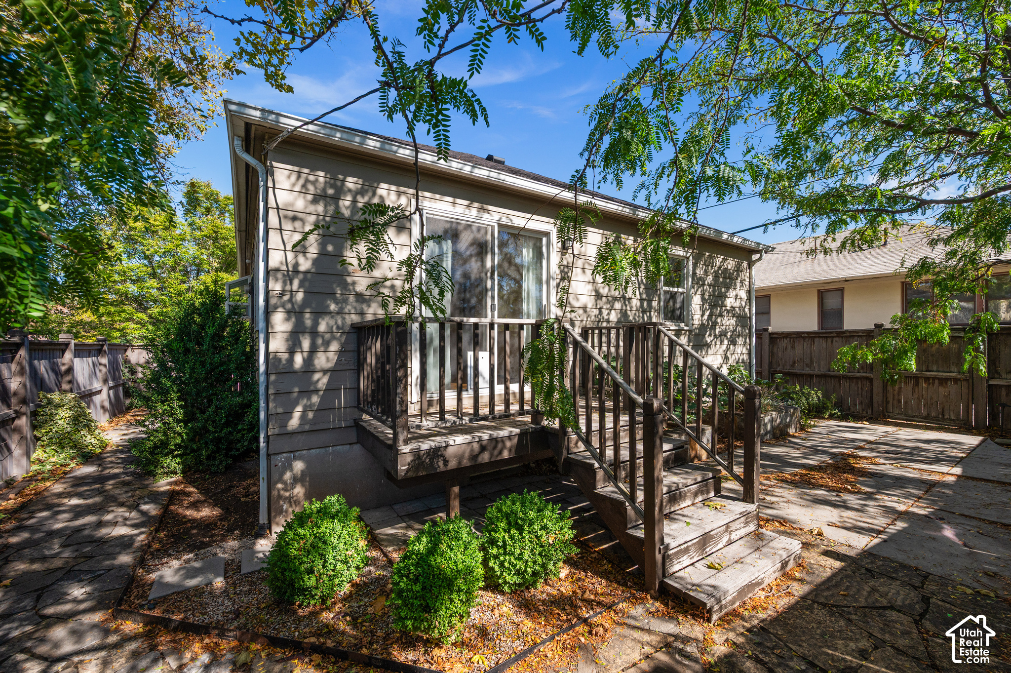 1414 E LOGAN AVE