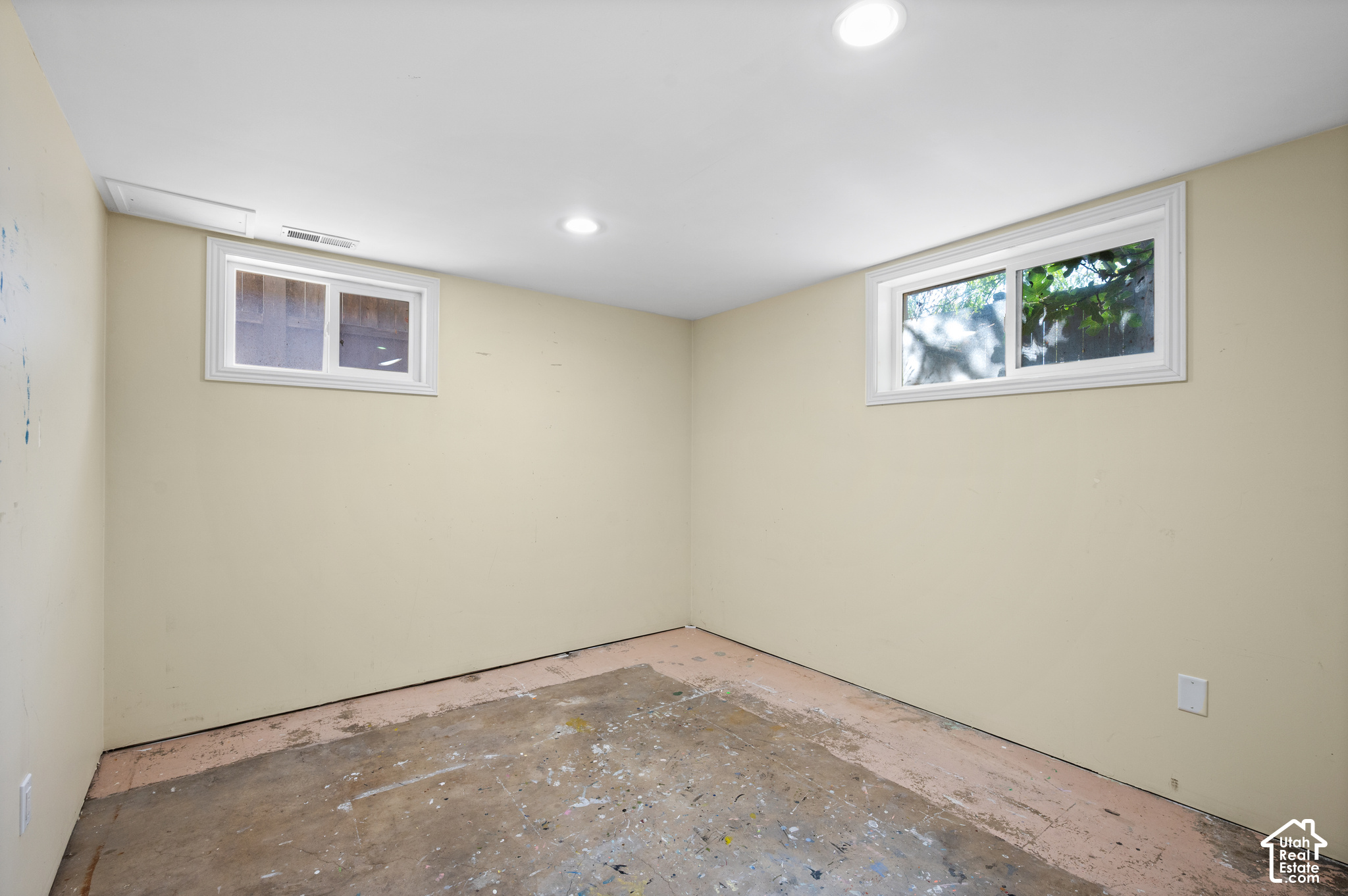 1414 E LOGAN AVE