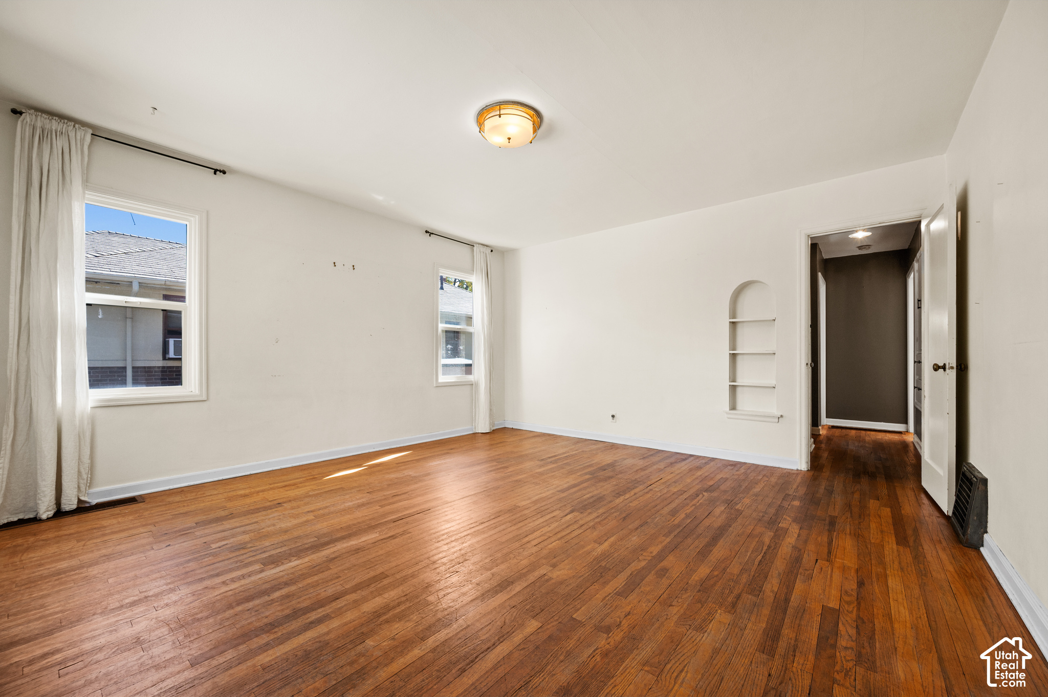 1414 E LOGAN AVE