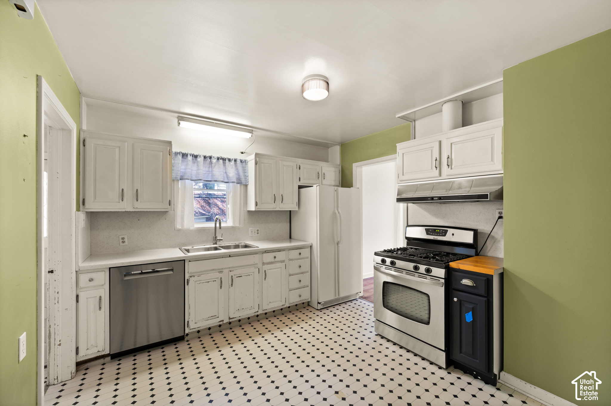 1414 E LOGAN AVE