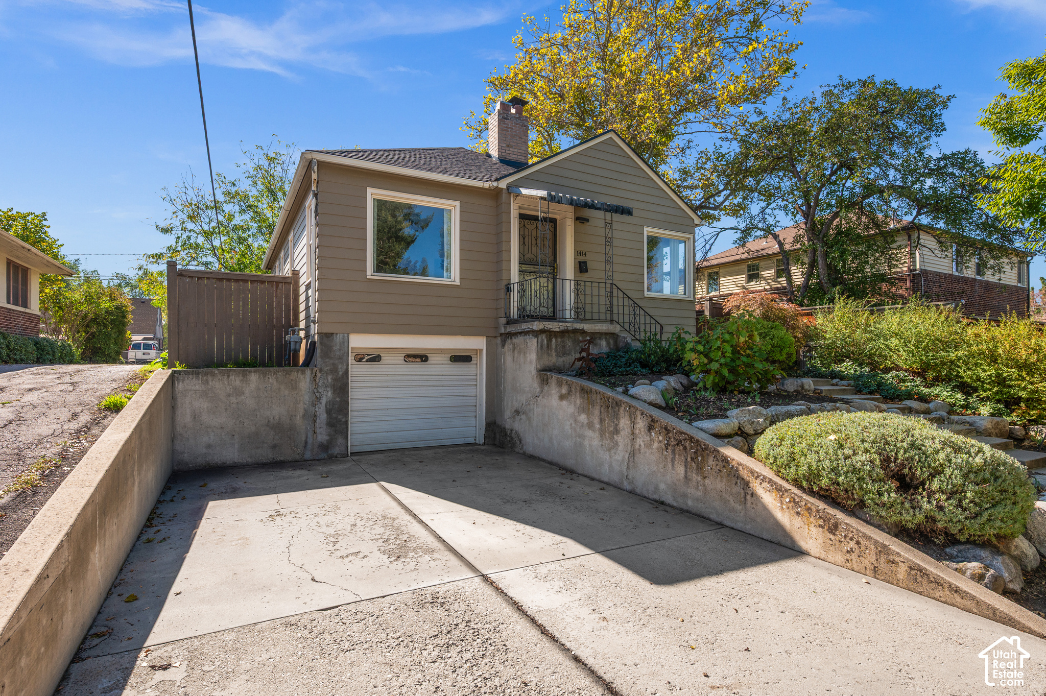 1414 E LOGAN AVE