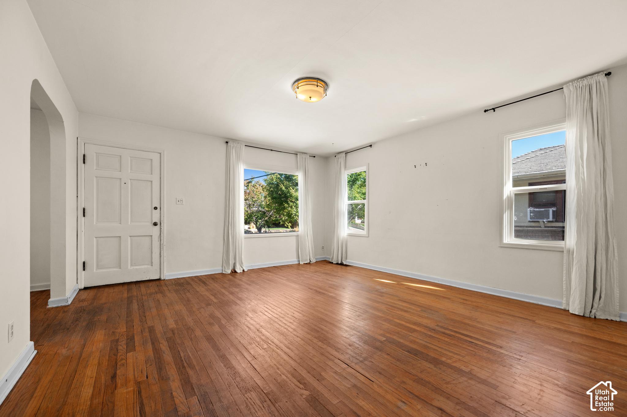 1414 E LOGAN AVE