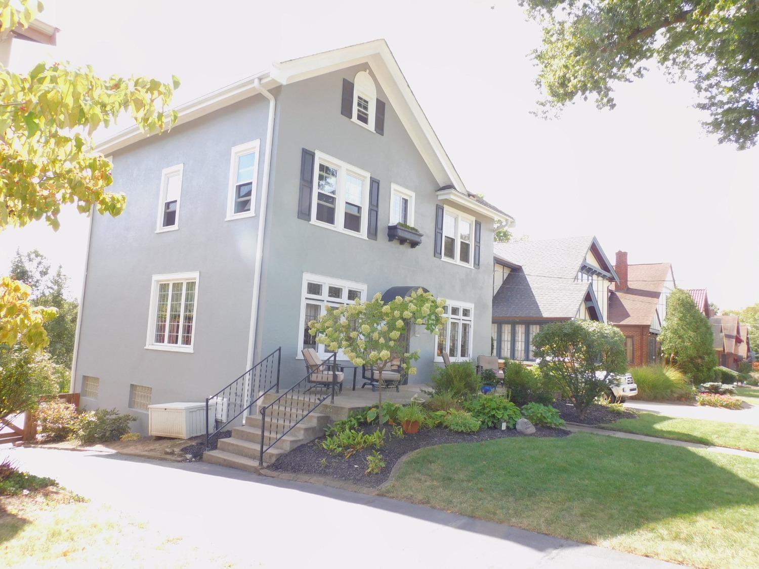 1122 Omena Place
