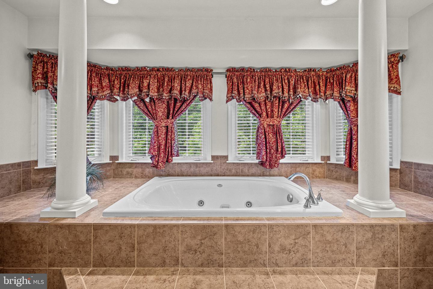 9010 Labrador Ln