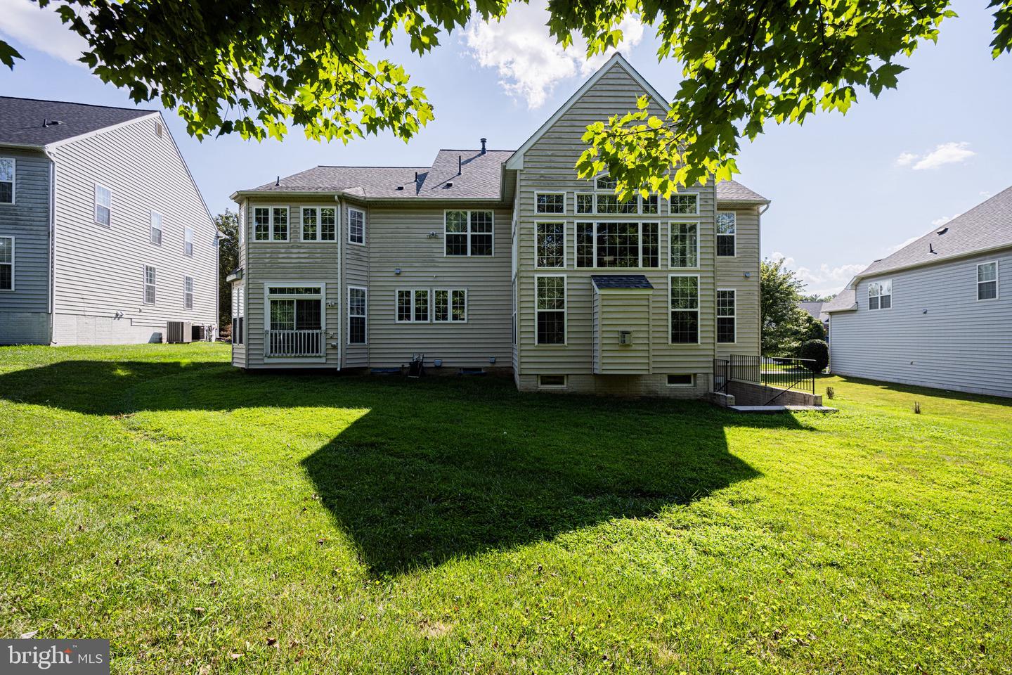 9010 Labrador Ln
