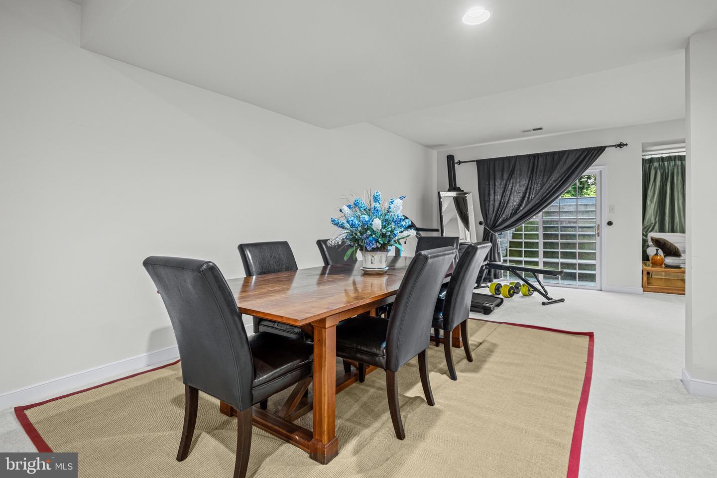 9010 Labrador Ln