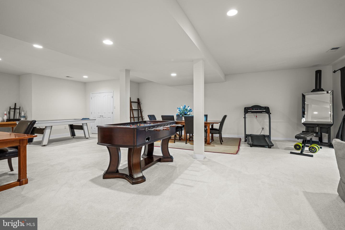 9010 Labrador Ln