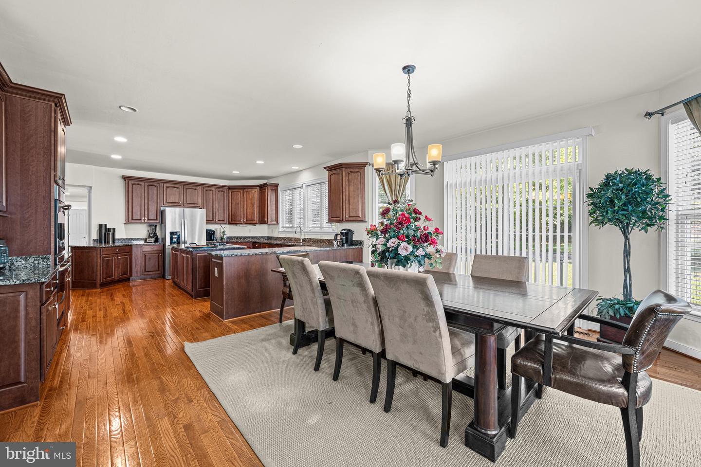 9010 Labrador Ln