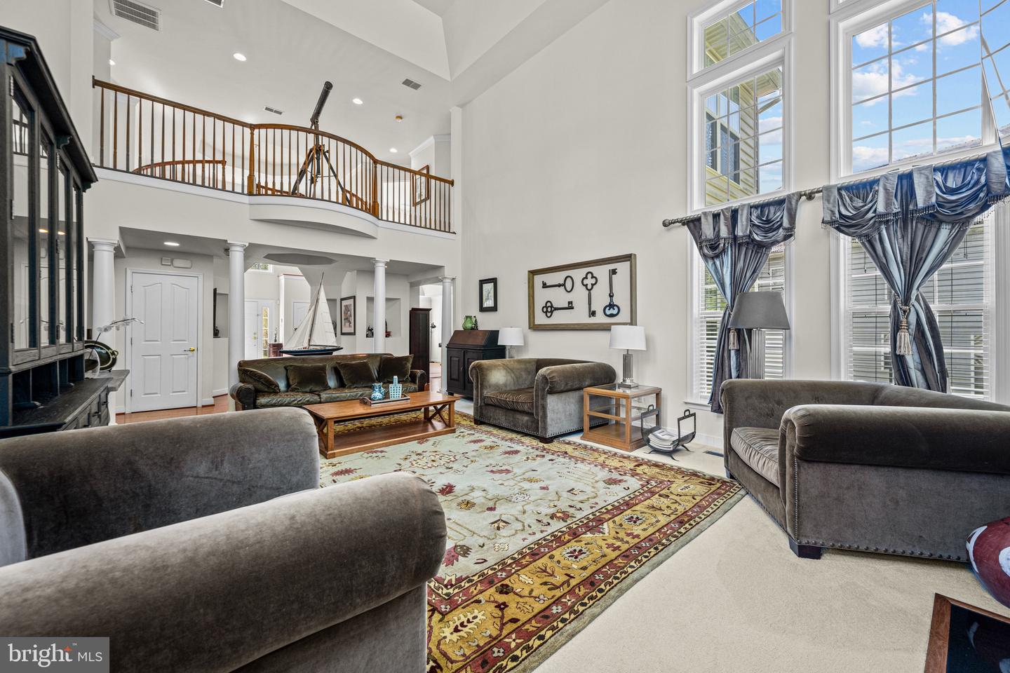 9010 Labrador Ln